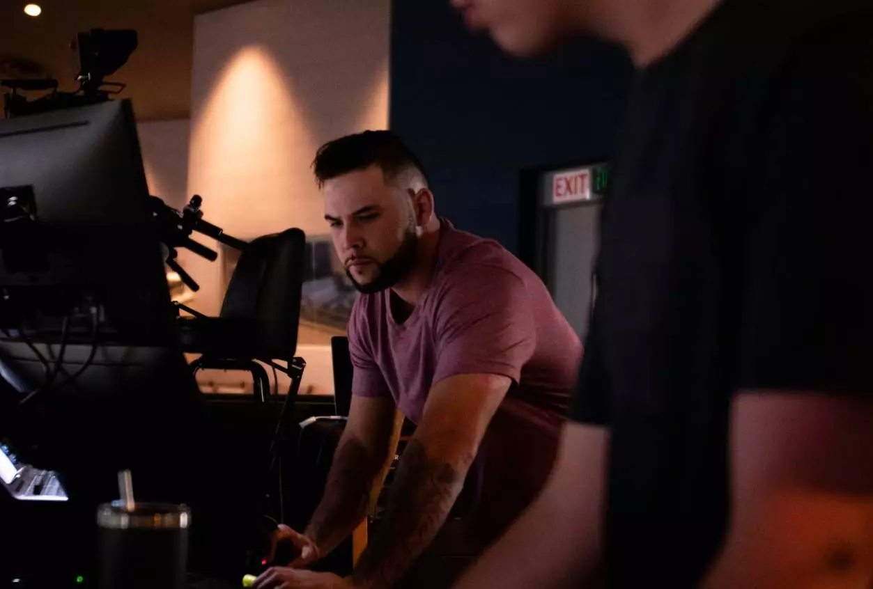 homme qui pratique le métier de réalisateur