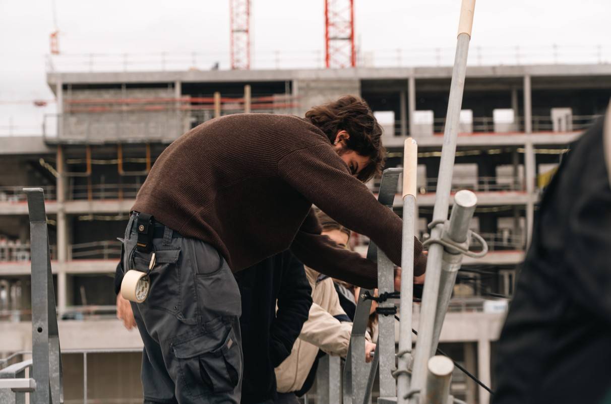 machiniste qui travaille sur un tournage