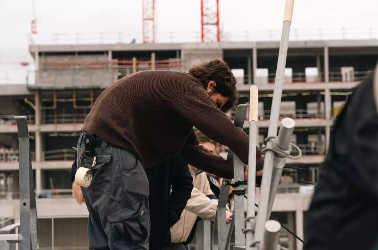 machiniste qui travaille sur un tournage