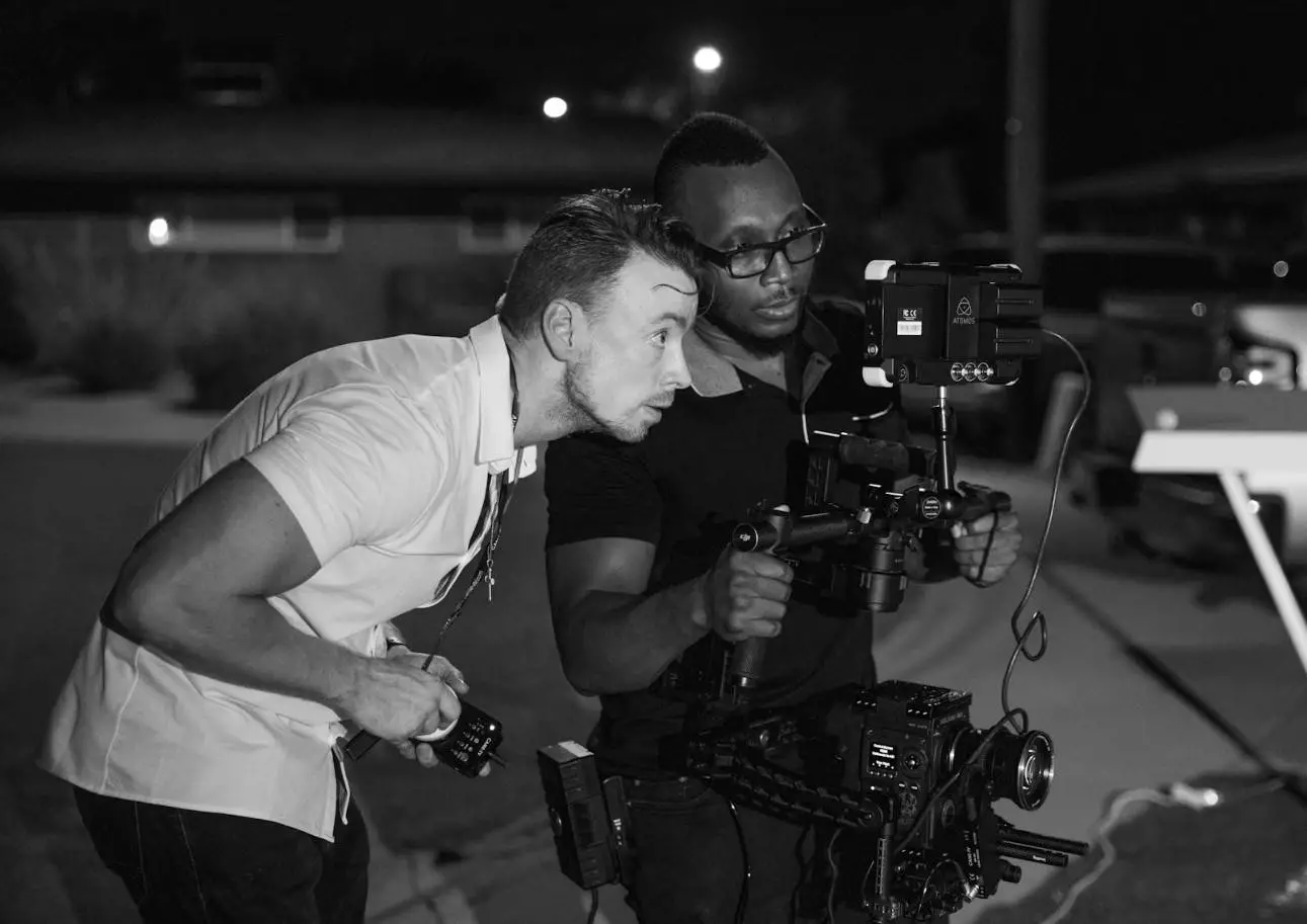 réalisateur qui observe la scène