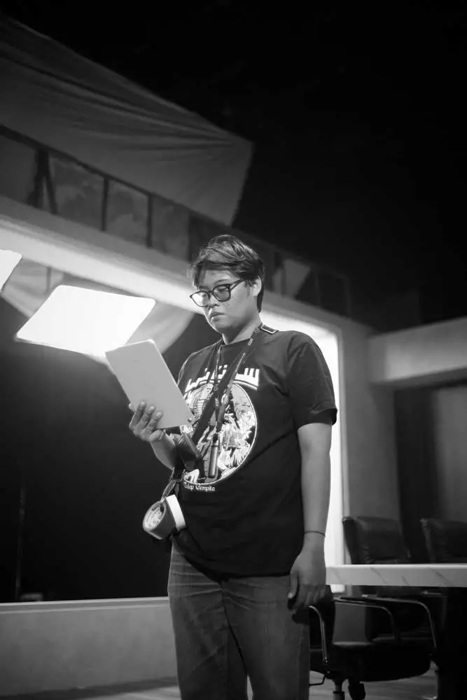 homme en train de lire son pitch de film