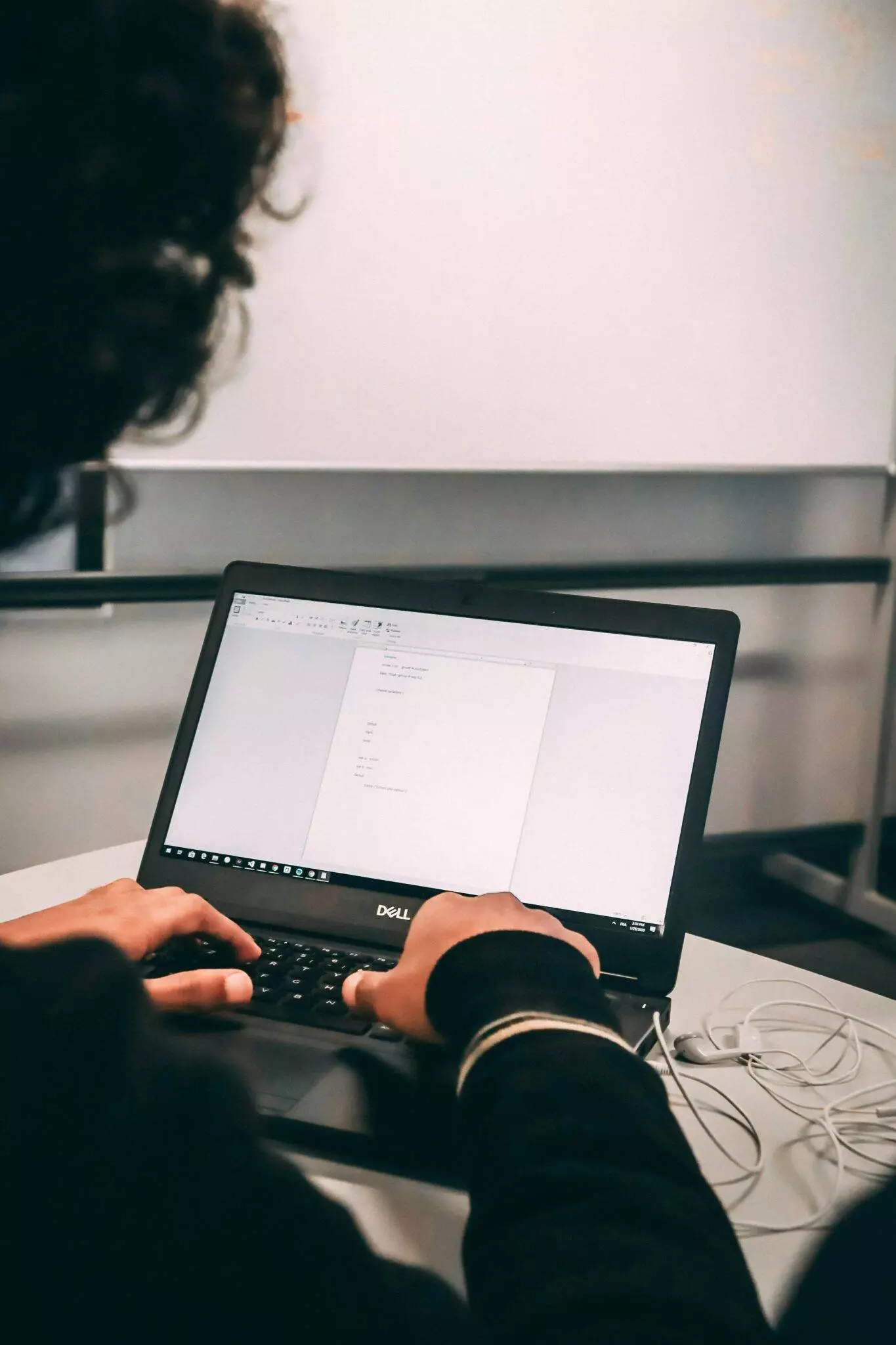 homme qui écrit une critique de film