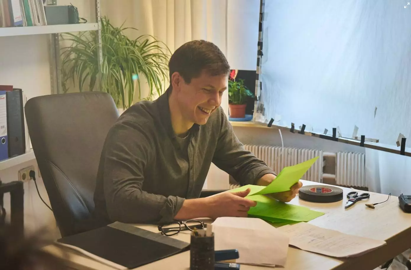 homme qui étudie le financement d'un film