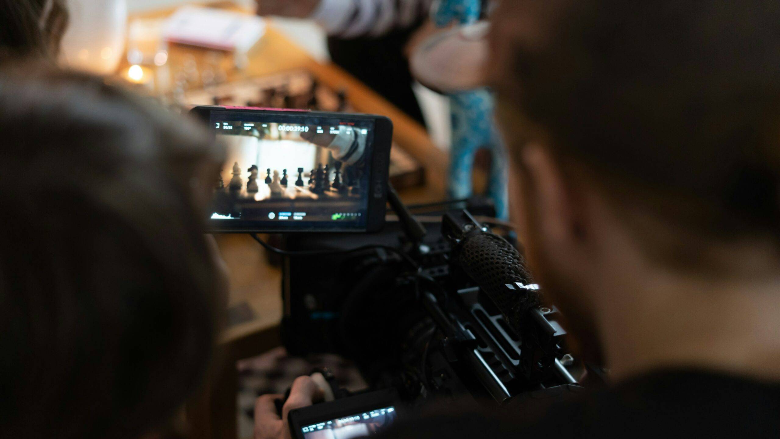 homme qui film une scène de film