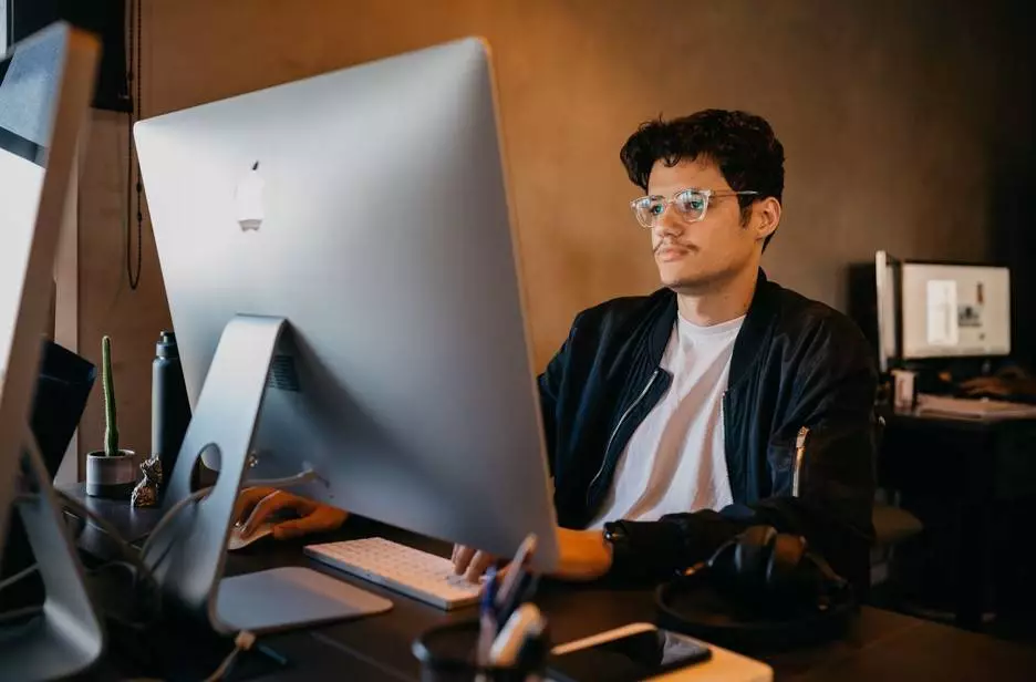 producteur de cinéma qui travaille