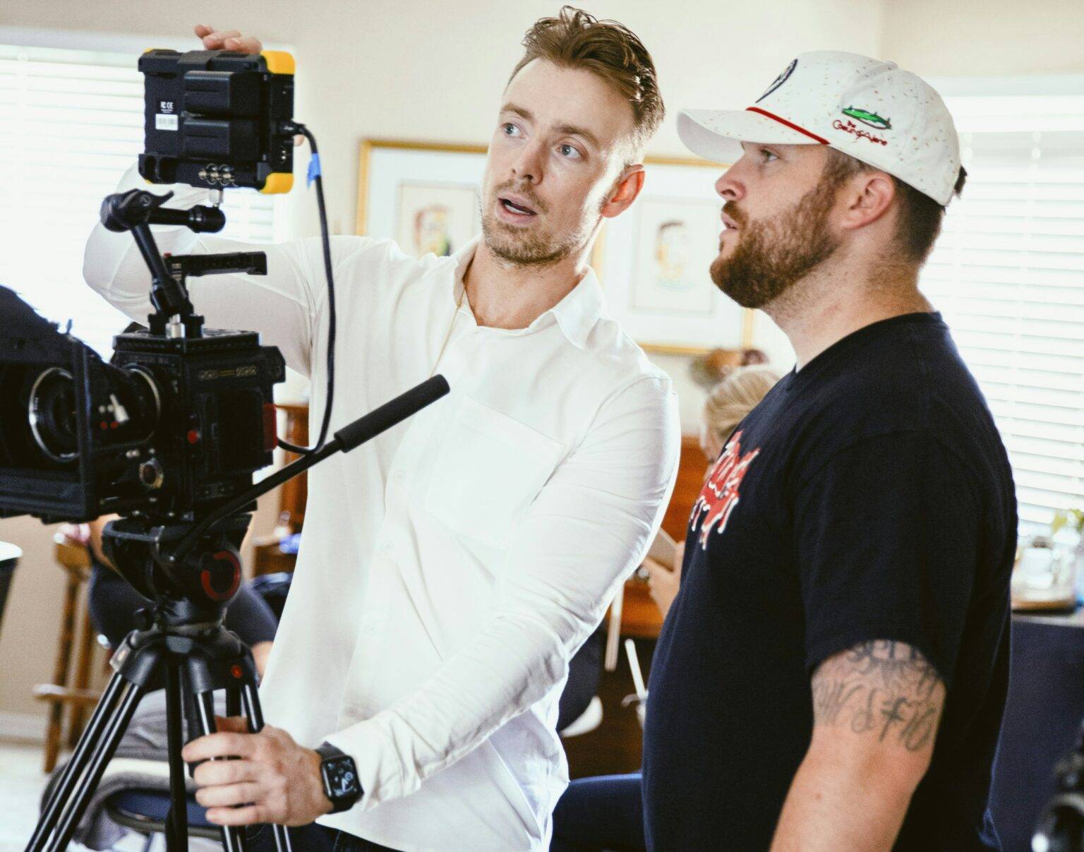 deux hommes qui travaille sur la réalisation et la production d'un film
