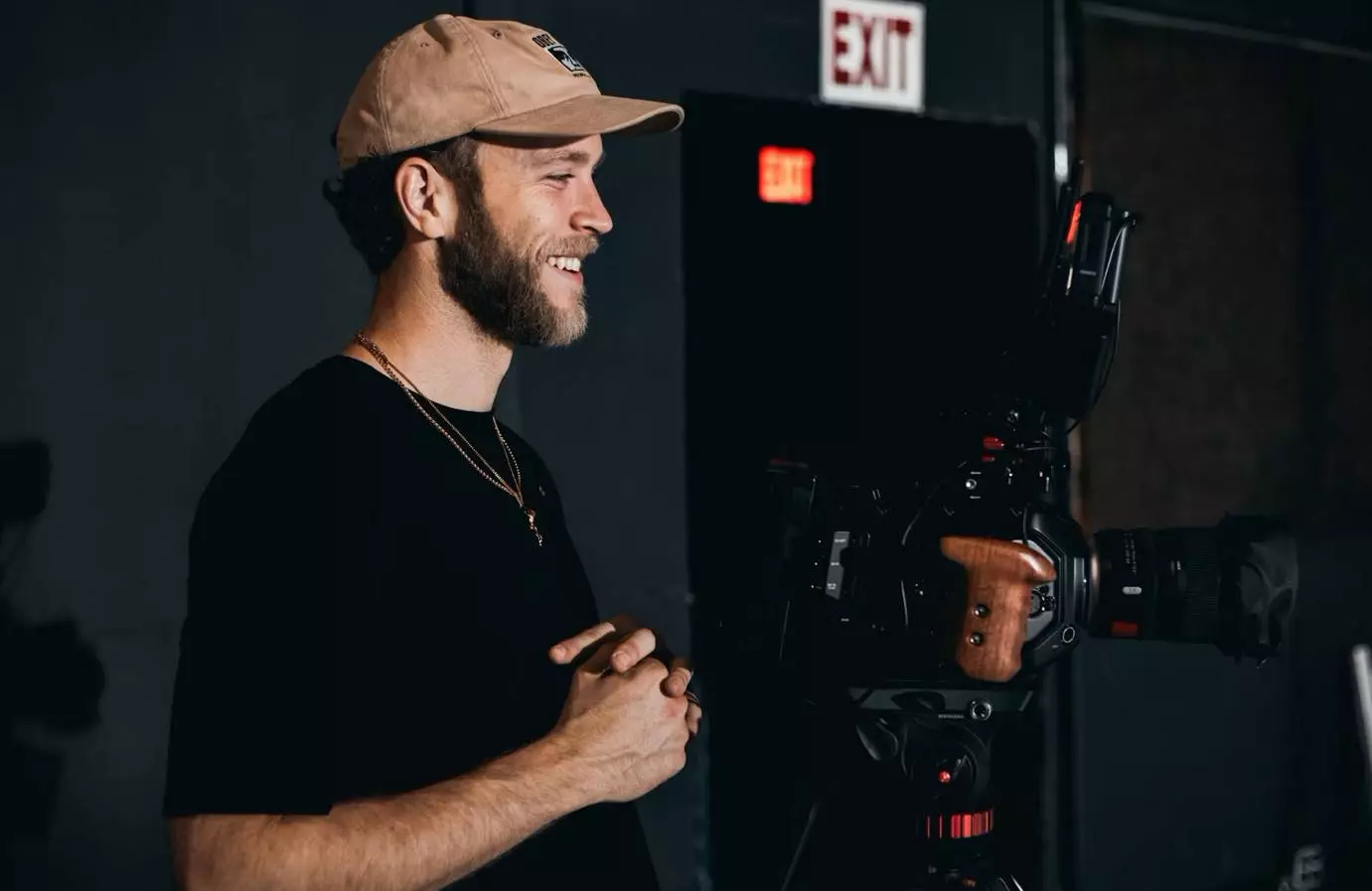 homme qui travaille comme producteur