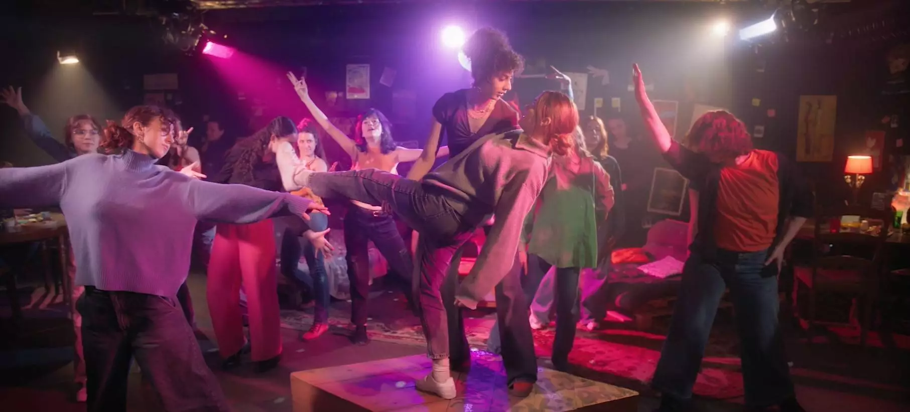 image du film mona qui montre deux femme qui dansent