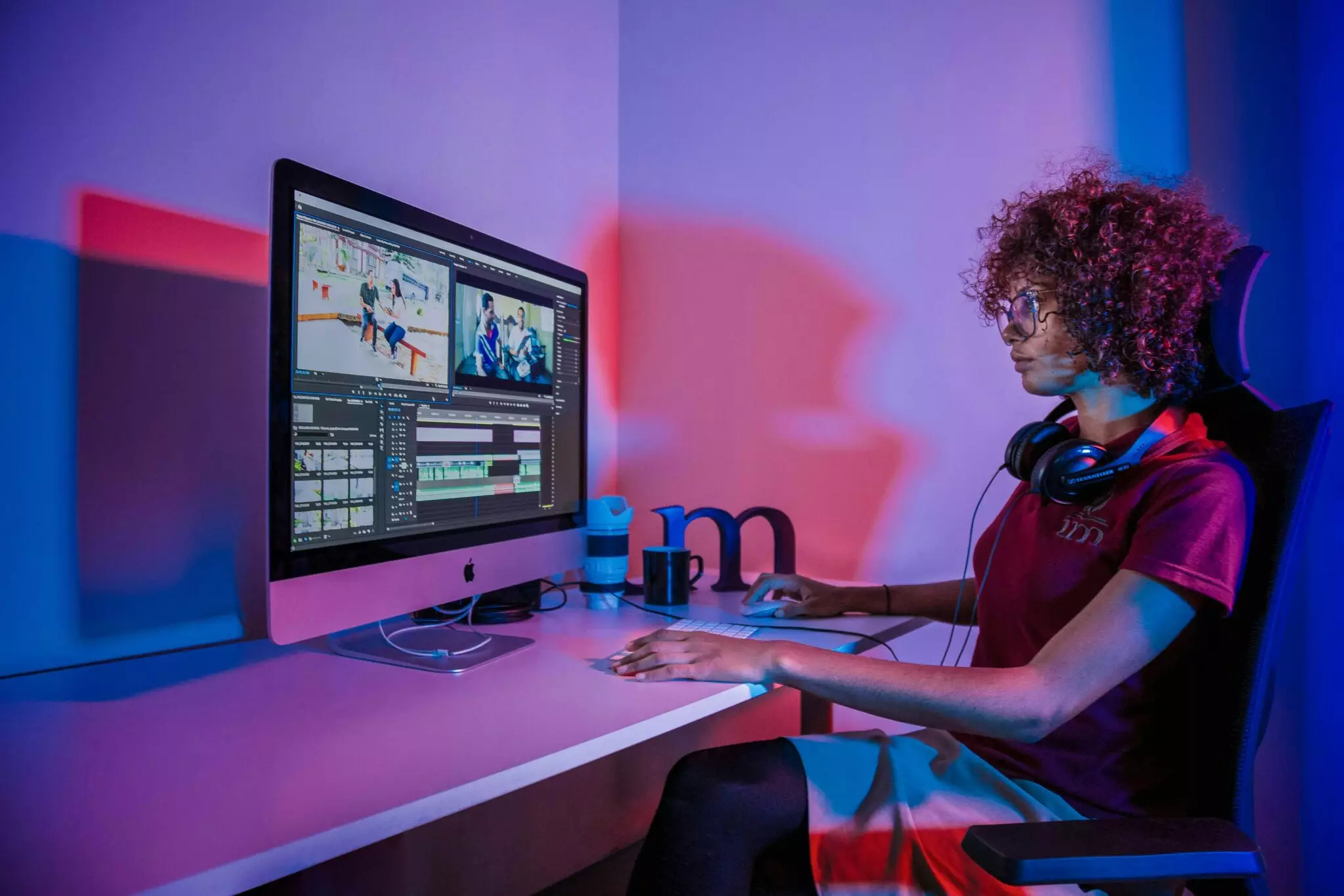 femme qui fai le métier de chargée de post production