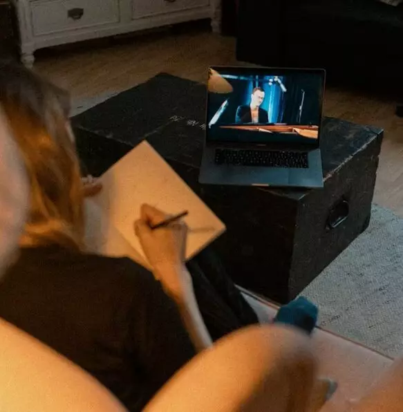 personne qui prend notes pour alémiorer sa culture cinématographique